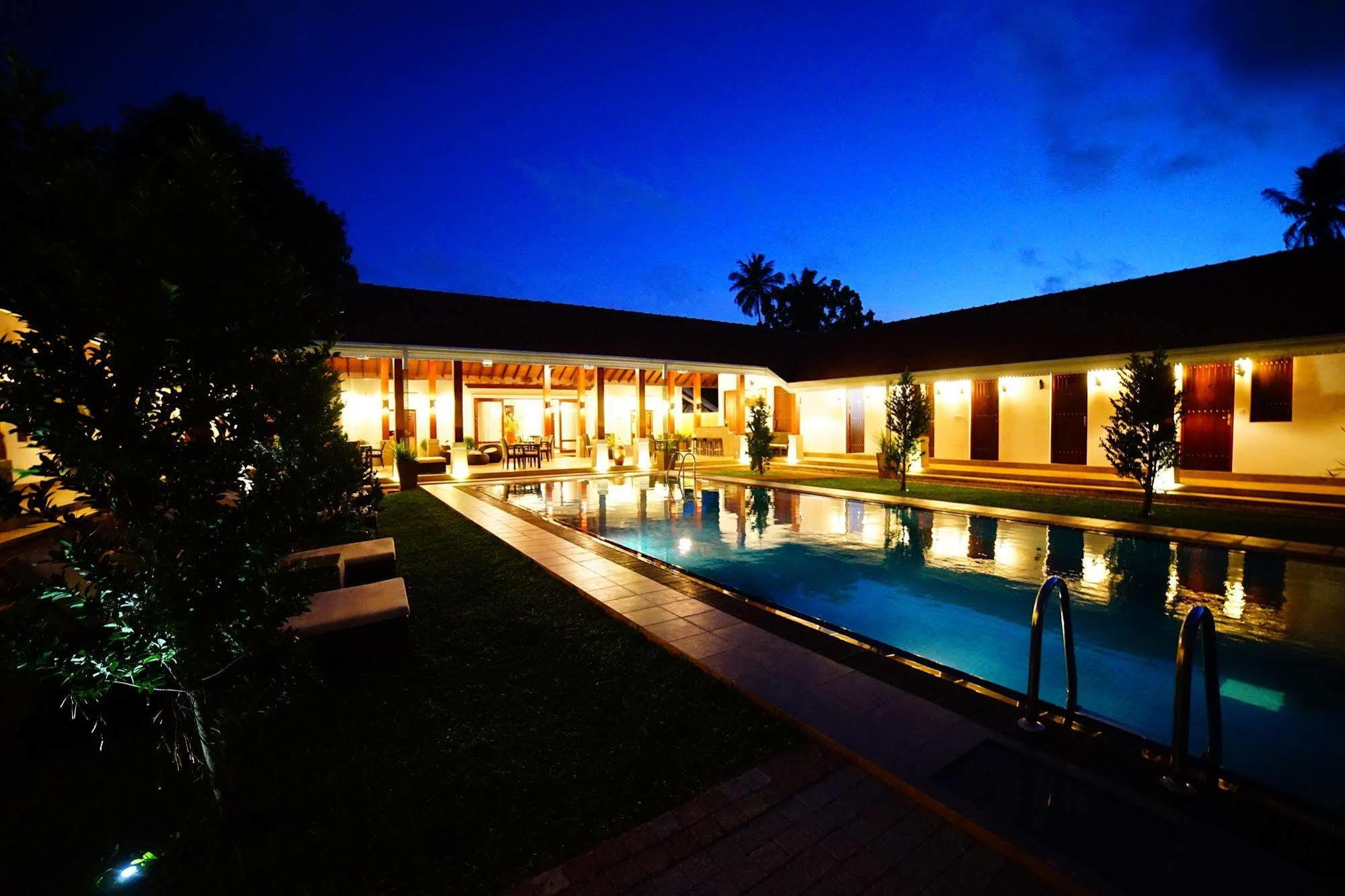 Lespri Grand Hotel Negombo Exterior photo